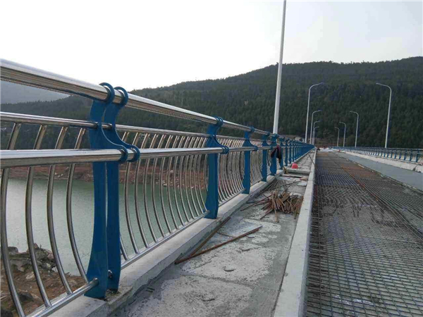 梧州不锈钢桥梁护栏的特点及其在桥梁安全中的重要作用