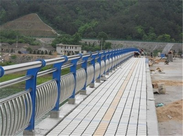 梧州不锈钢桥梁护栏的特性及其在现代建筑中的应用